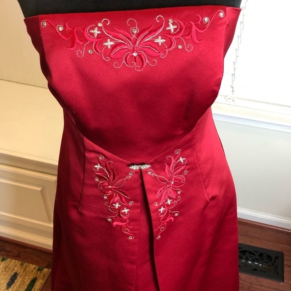 Michaelangelo Red Dress with Embroidery, Size 12 See photos for measurements. - Picture 5 of 12